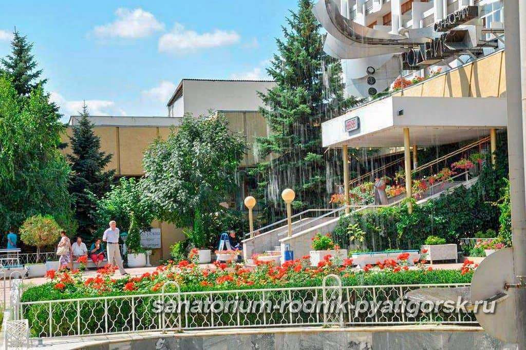 Санаторий родник пятигорск. Пятигорск Сан Родник. Пансионат Родник Пятигорск. Санаторий Родник Пятигор.